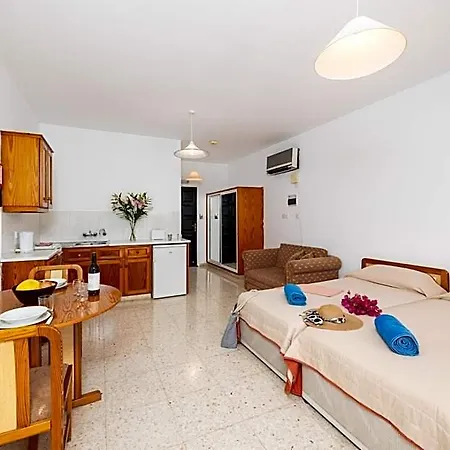 Tavros 3* Polis