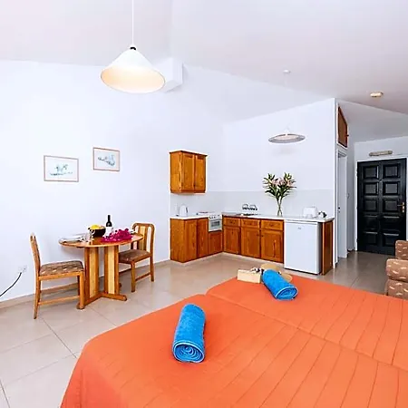 Tavros Hotel Polis